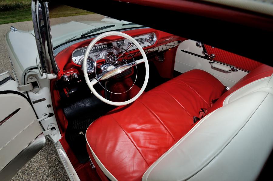 Интерьер Pontiac Star Chief Custom Bonneville Convertible (2867SDX) 1957 года  (фото 5 из 40)